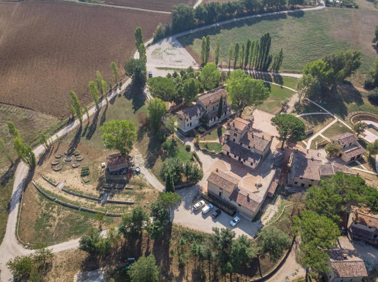Gh Borgo Pulciano Agriturismo Монтоне Экстерьер фото